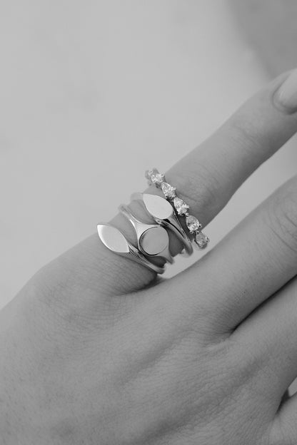 Mini Oval Signet Ring | White Gold